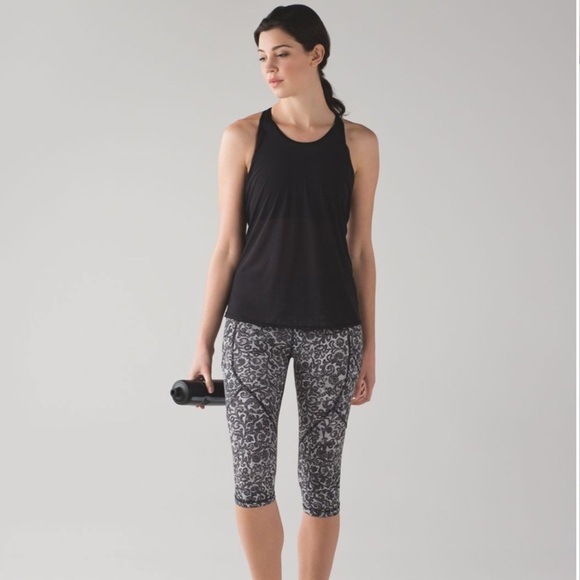 Lululemon Outrun 17" Crop lace leggings size 8 - Picture 1 of 9